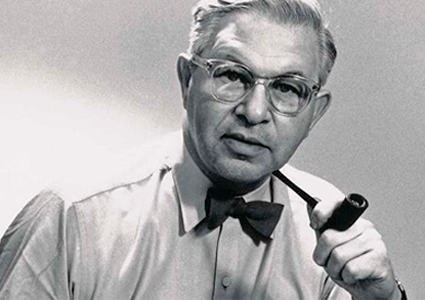 Designer Arne Jacobsen med pibe i hånden