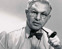 Designer Arne Jacobsen med pibe i hånden