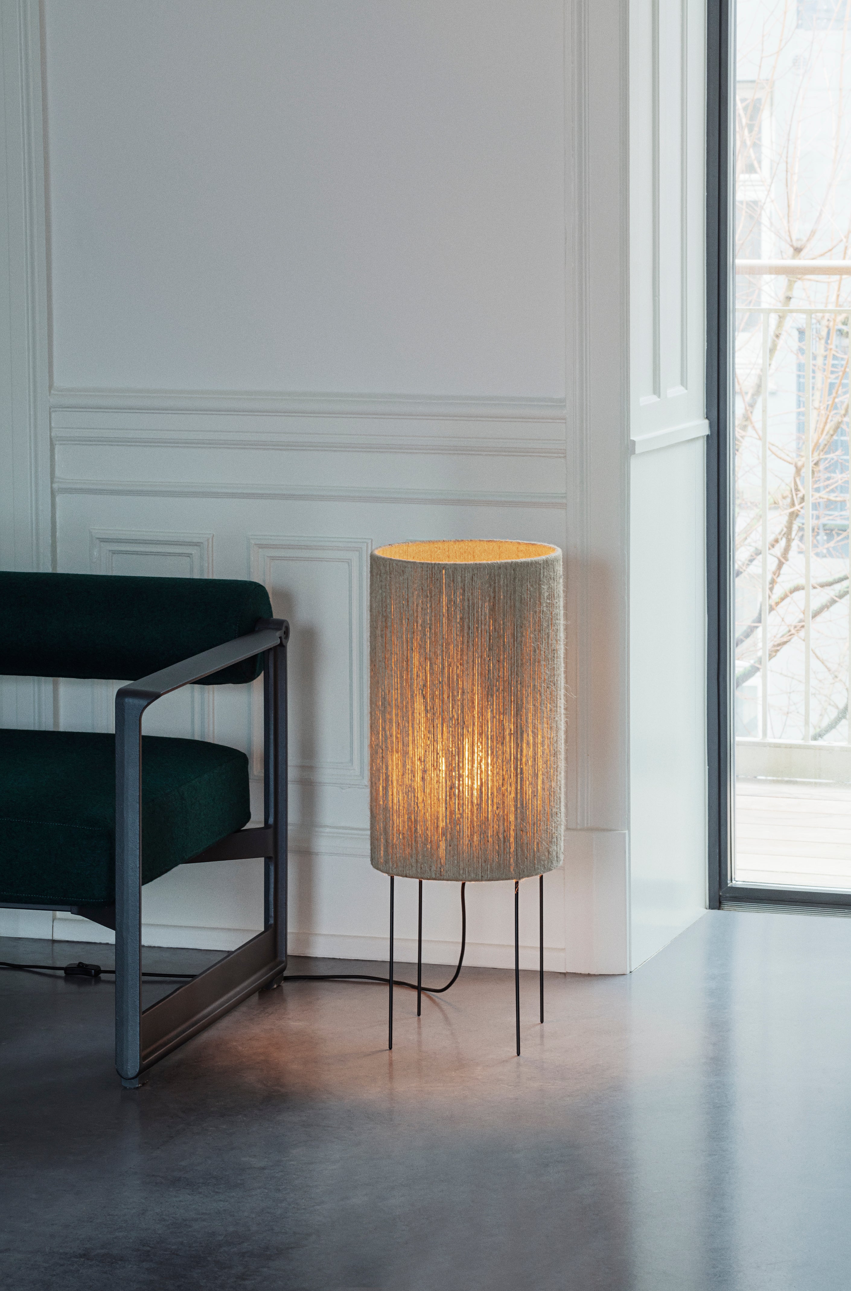 Den æstetiske Ro Ø30 Gulvlampe i Jute placeret i hjørnet af stuen for dens varme og behagelige belysning