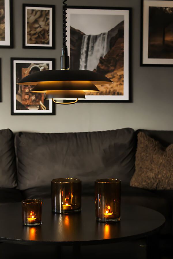 Zoomet ind på den elegante designet Epsilon Ø45 Pendel med hejs i Sort hængt op