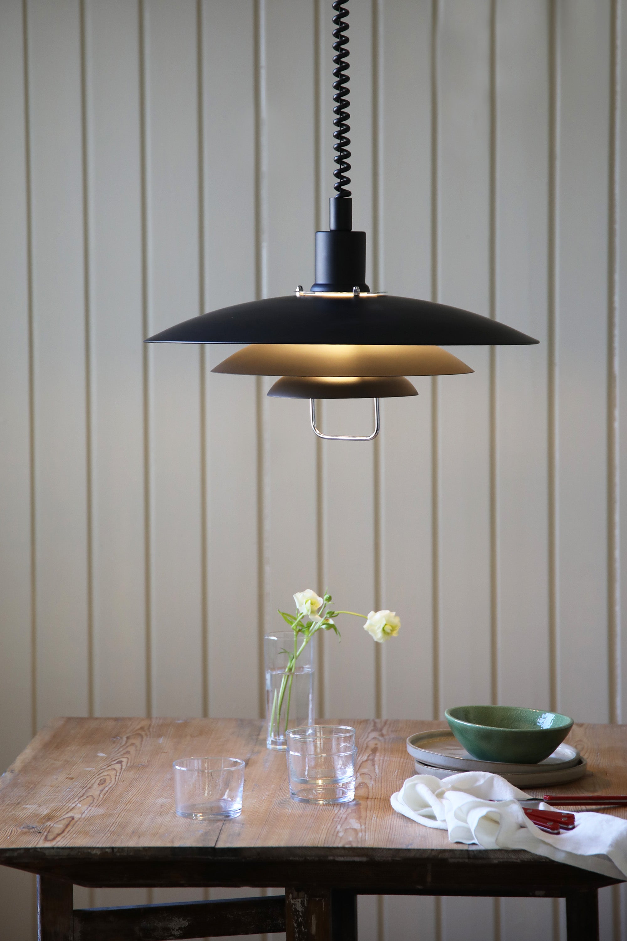 Kirkenes Pendel 1L i Sort fra Markslöjd placeret over spisebordet for det stilrene look og hyggelige belysning