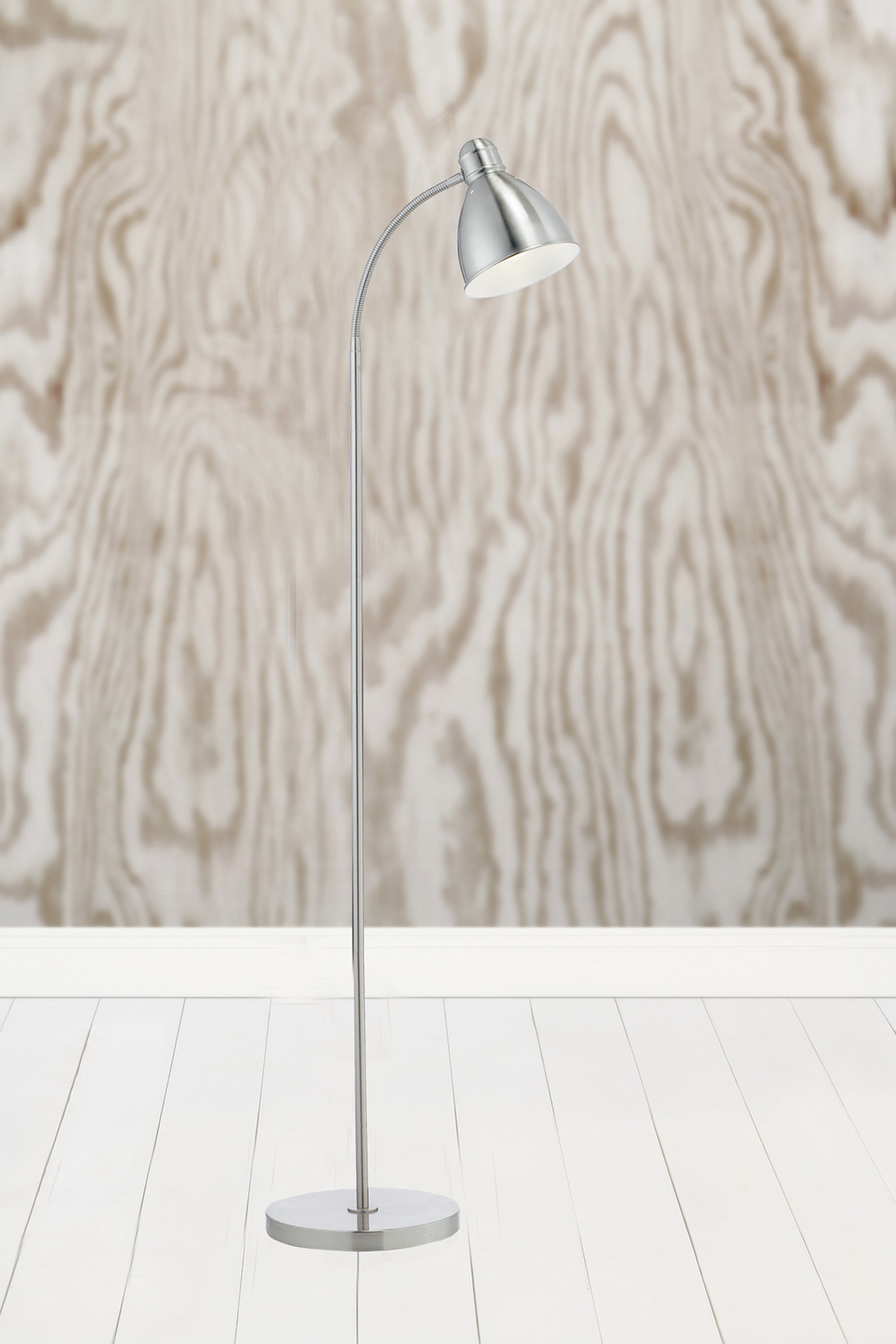 Nitta Gulvlampe 1l i Stål med baggrund
