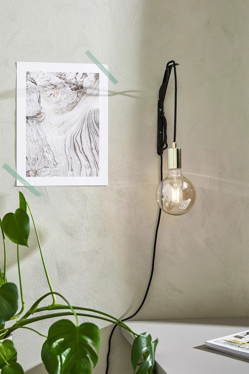 Markslöjd's elegante Sky Pendel 1L i Messing ophængt i stuen