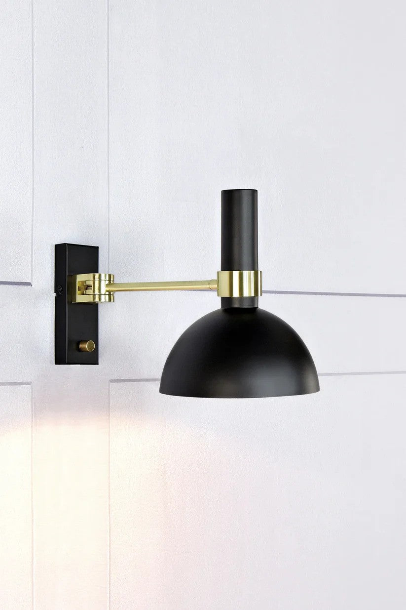 Markslöjd's elegante Larry Wall 1L i Sort/Messing hængt op på væggen