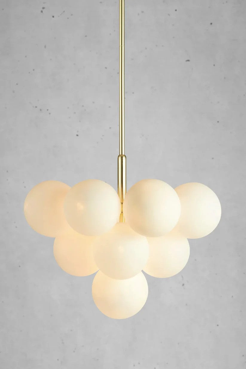 Markslöjd's elegante Merlot Pendel 13L i Messing hængt op