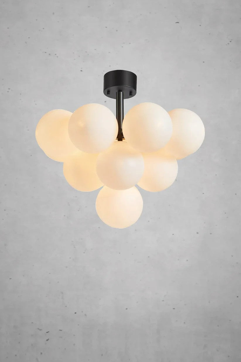 Zoomet helt tæt på Markslöjd's æstetiske Merlot Plafond 13L i Sort