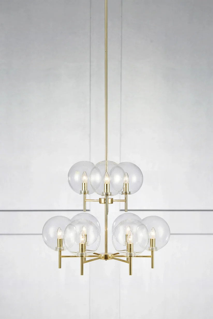 Den æstetiske Crown Pendel 9L i Messing fra Markslöjd hængt op med flot kontrast foran en væg