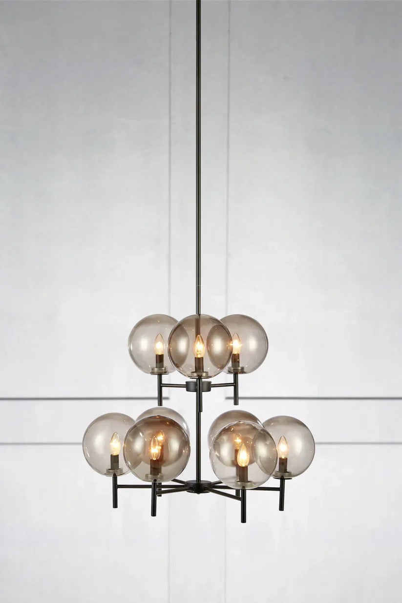 Den æstetiske Crown Pendel 9L i Sort fra Markslöjd hængt op med flot kontrast til væggen