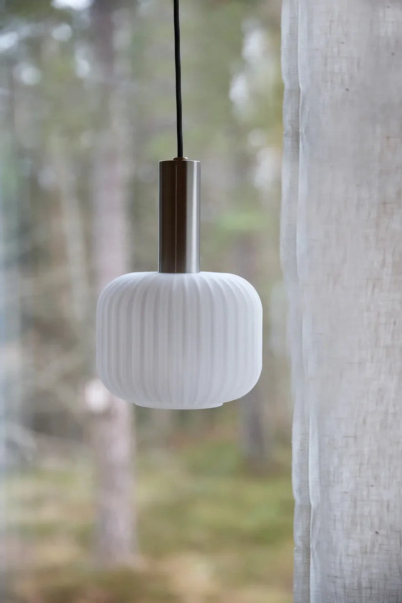 Sober Pendel i Stål/Hvid hængt op foran vinduet for det elegante design og behagelige lys