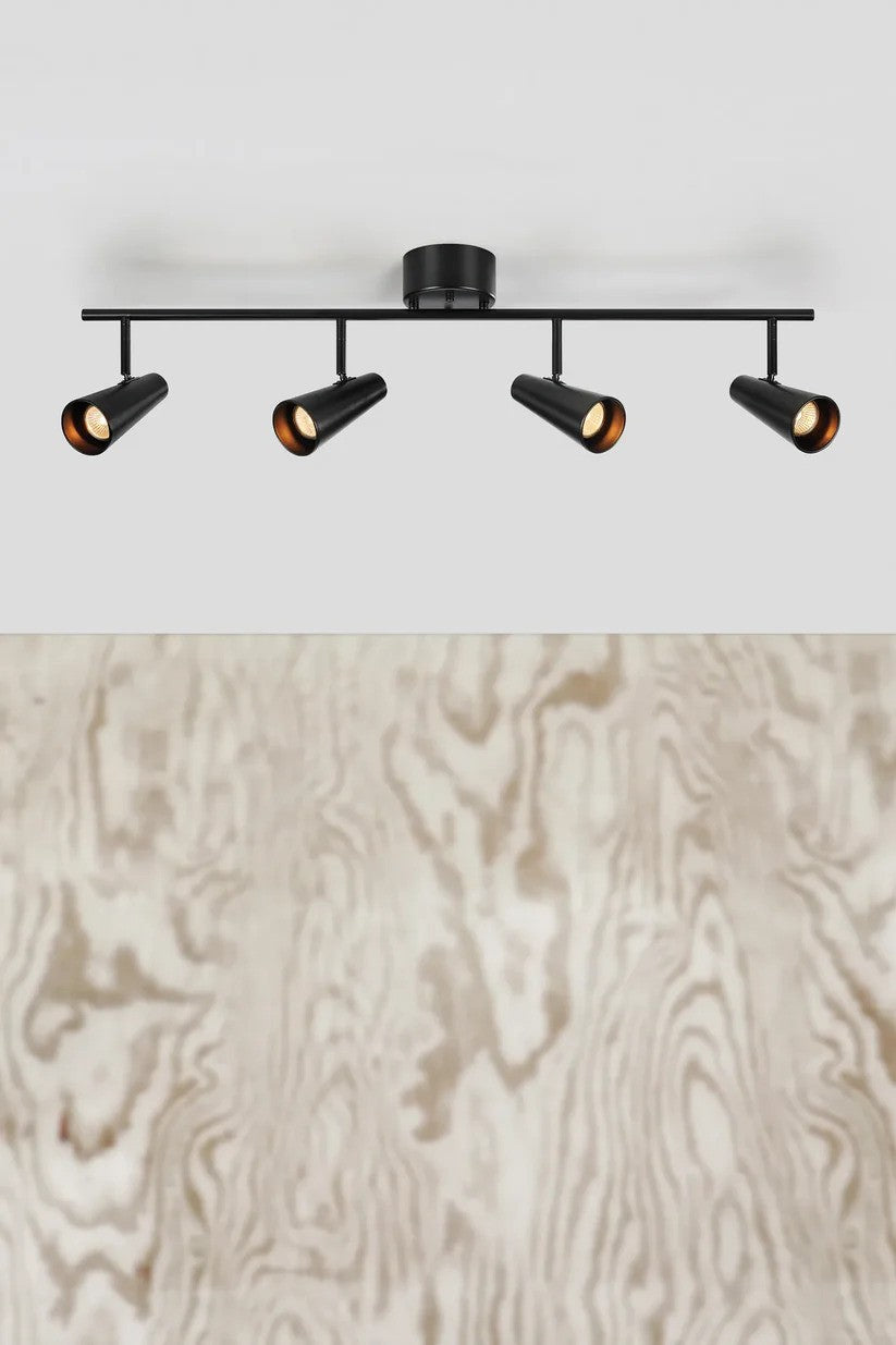 Zoomet helt ind på Crest Loftslampe 4L i Sort hængt op på loftet med flot kontrast