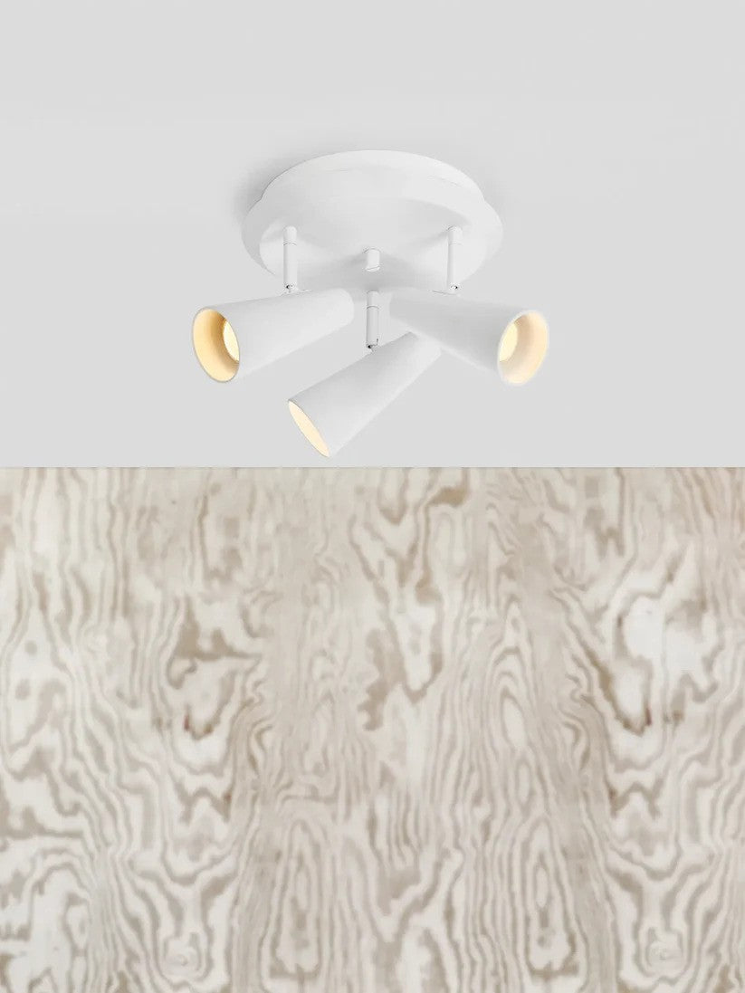 Crest Loftslampe 3L Round i Hvid sat op på loftet med en flot kontrast af den elegante designet loftslampe