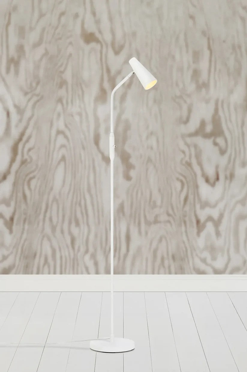Crest Gulvlampe i Hvid placeret foran en væg for en flot kontrast