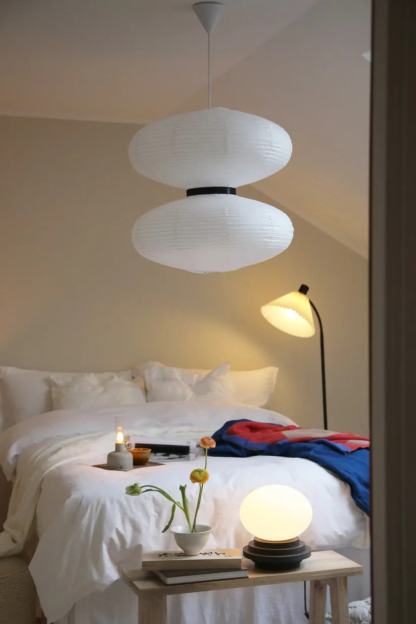 Dual Pendel 2L i Hvid hængt op i soveværelset for det elegante design og behagelige lys