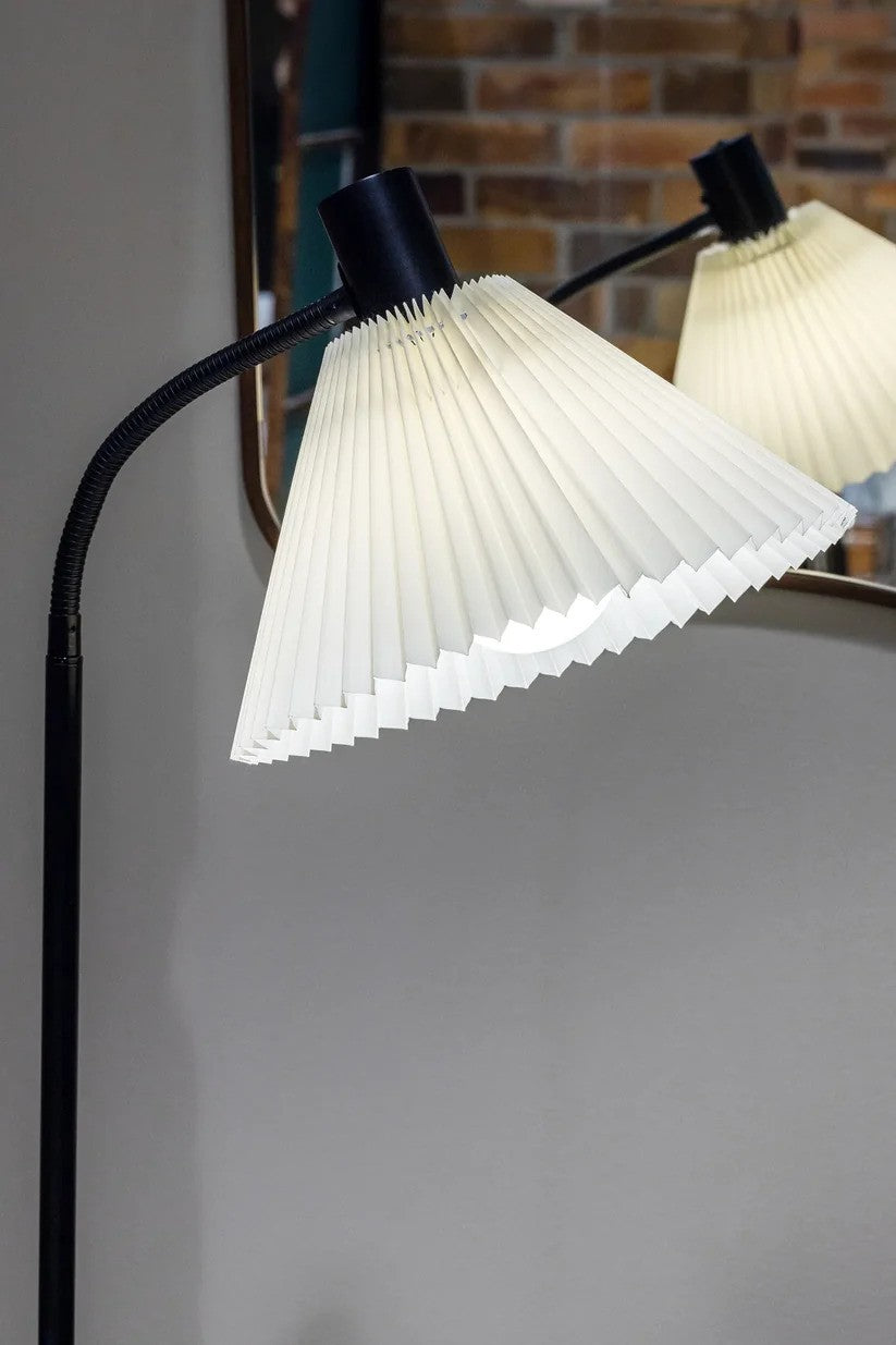 Zoomet helt ind på Mira Gulvlampe i Sort's lampe hoved med off-hvid tekstil.