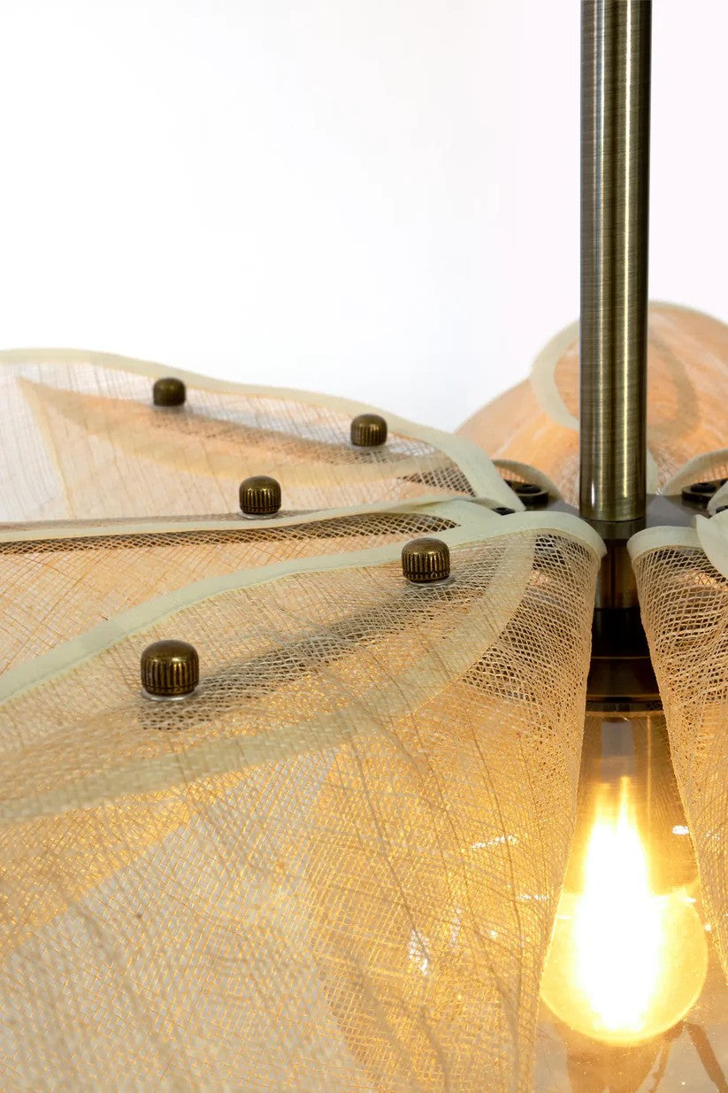 Zoomet helt ind på toppen af lampeskærmen af Styrka Loftslampe i Beige