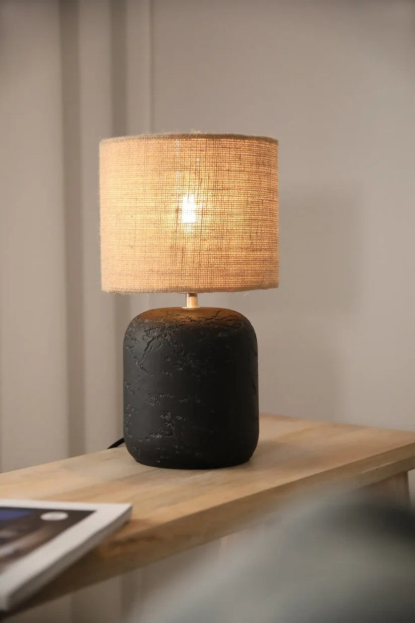 Motagna Bordlampe 32cm i Sort placeret på et bord i stuen for det behagelige belysning