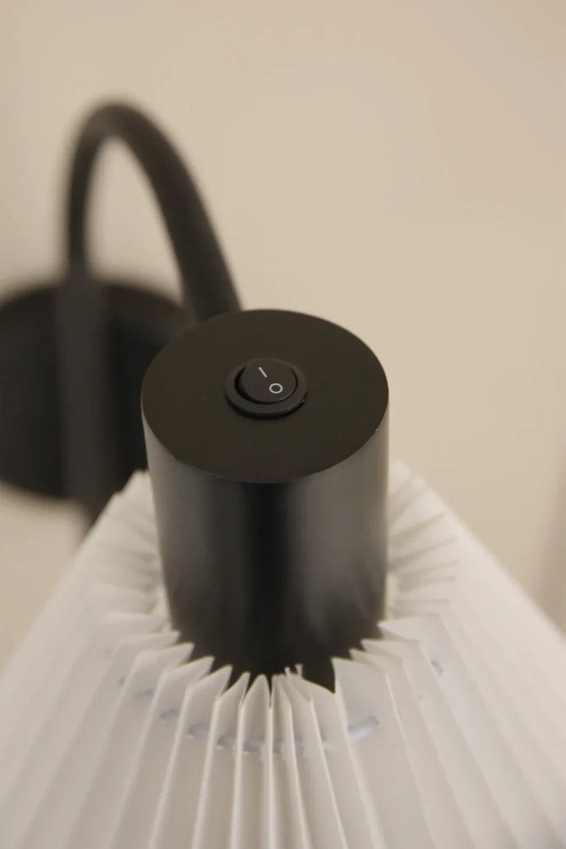 Zoomet helt ind på toppen af lampeskærmen på Mira Væglampe i Hvid/Sort