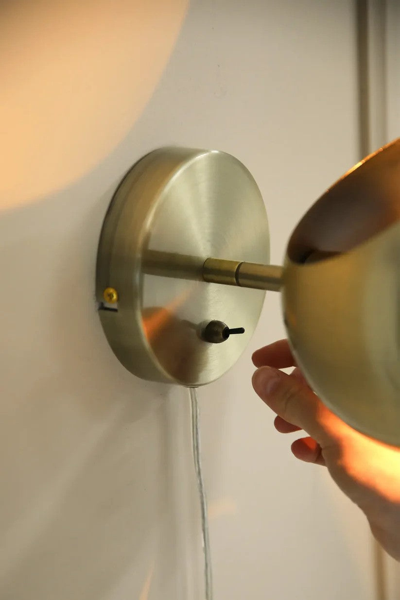 Zoomet helt tæt ind på tænd/sluk knappen på Edgar Væglampe i Antique