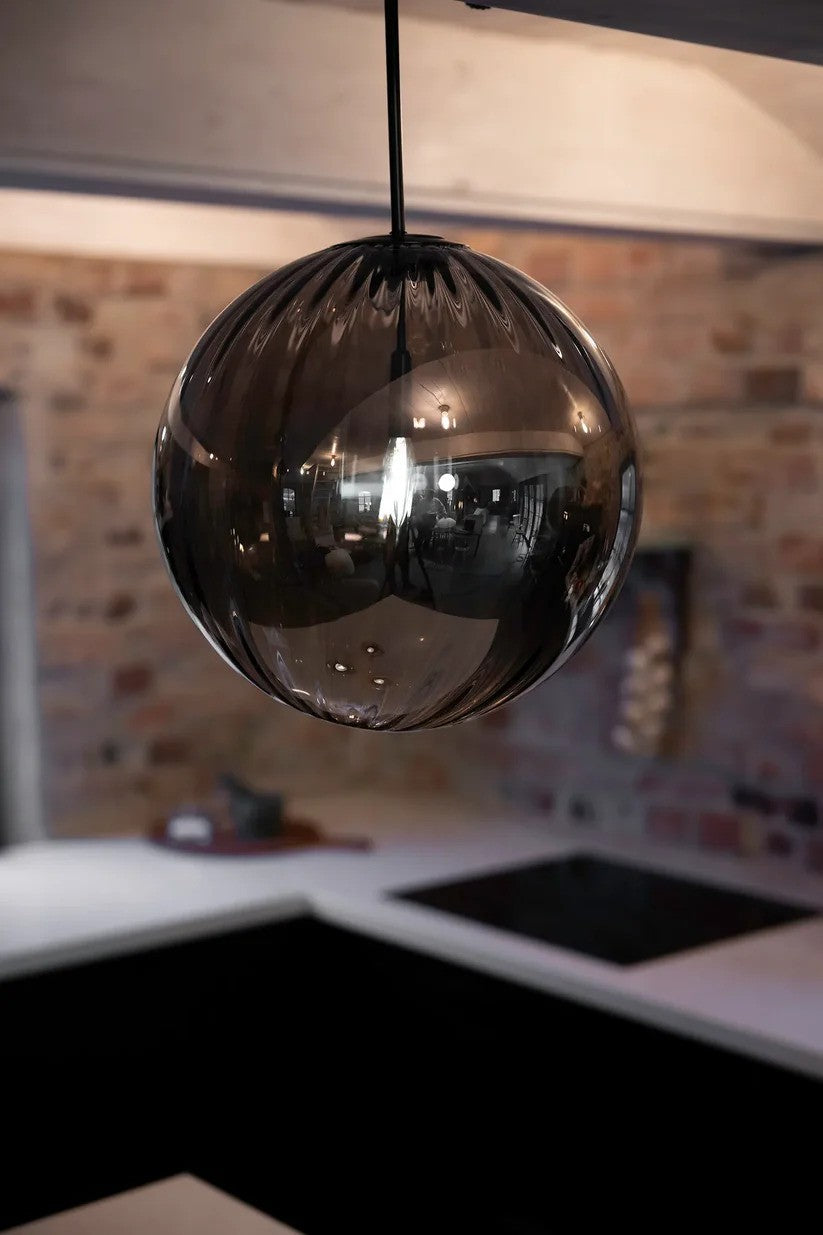 Zoomet helt tæt ind på den elegante Fengari Loftslampe i Mat Sort/Røg