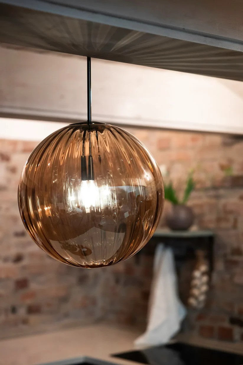 Zoomet helt ind på den elegante lampeskærm på Fengari Loftslampe i Antique/Amber