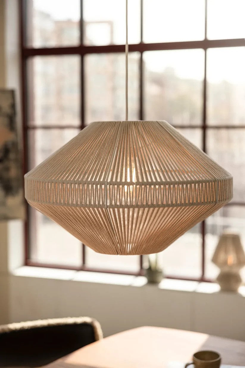 Zoomet ind på Razzo Loftslampe i Beige hængt op i stuen