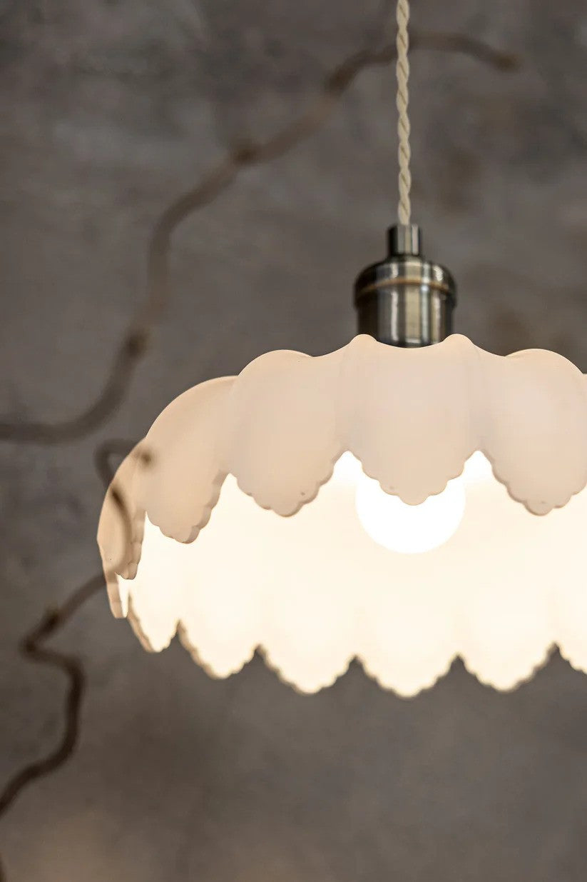 Zoomet ind på skærmen af Kurage Pendel i Messing/Hvid