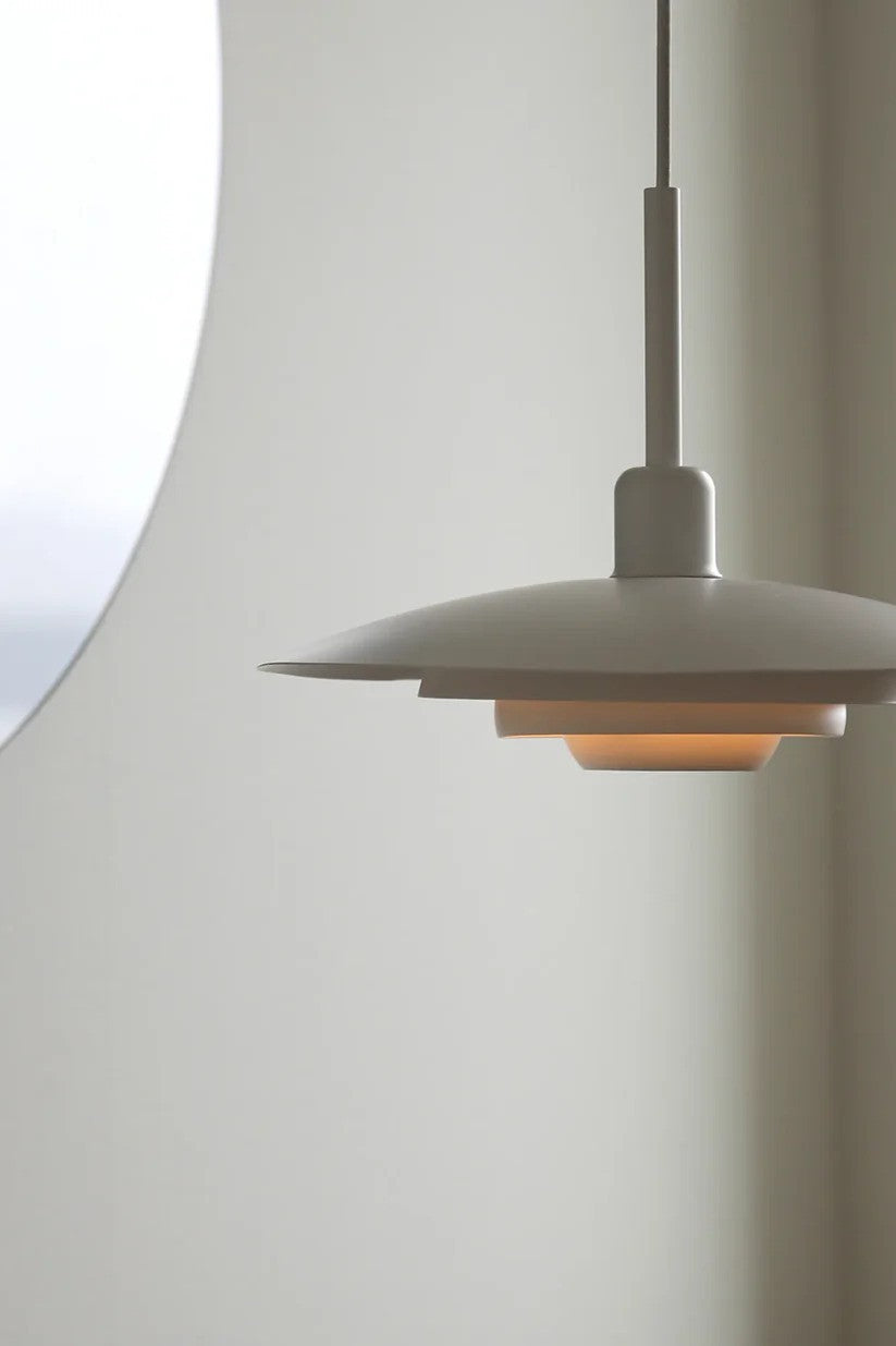 Zoomet helt ind på lampeskærmen af Piny Pendel 35cm i Hvid