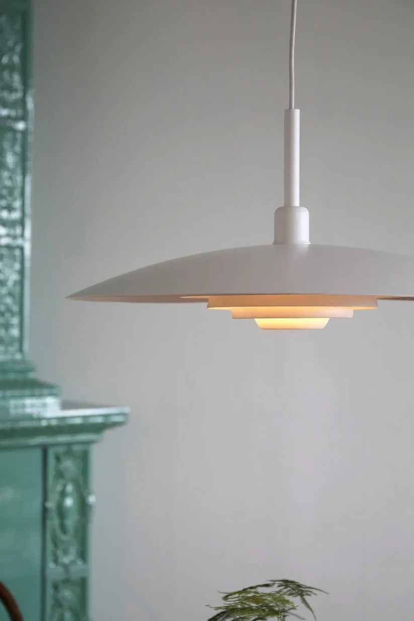 Den elegante Piny Pendel 57cm i Hvid hængt op over spisebordet