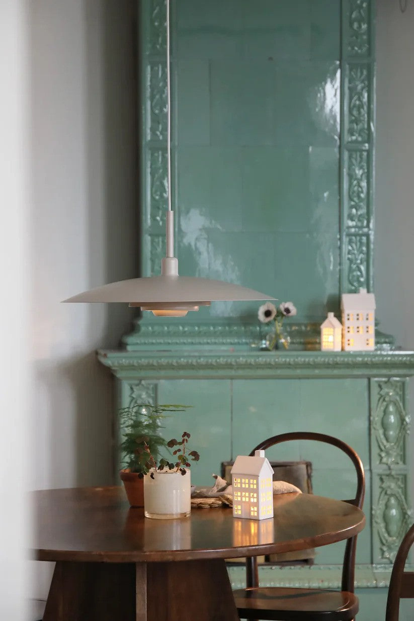 Piny Pendel 57cm i Beige hængt op over spisebordet