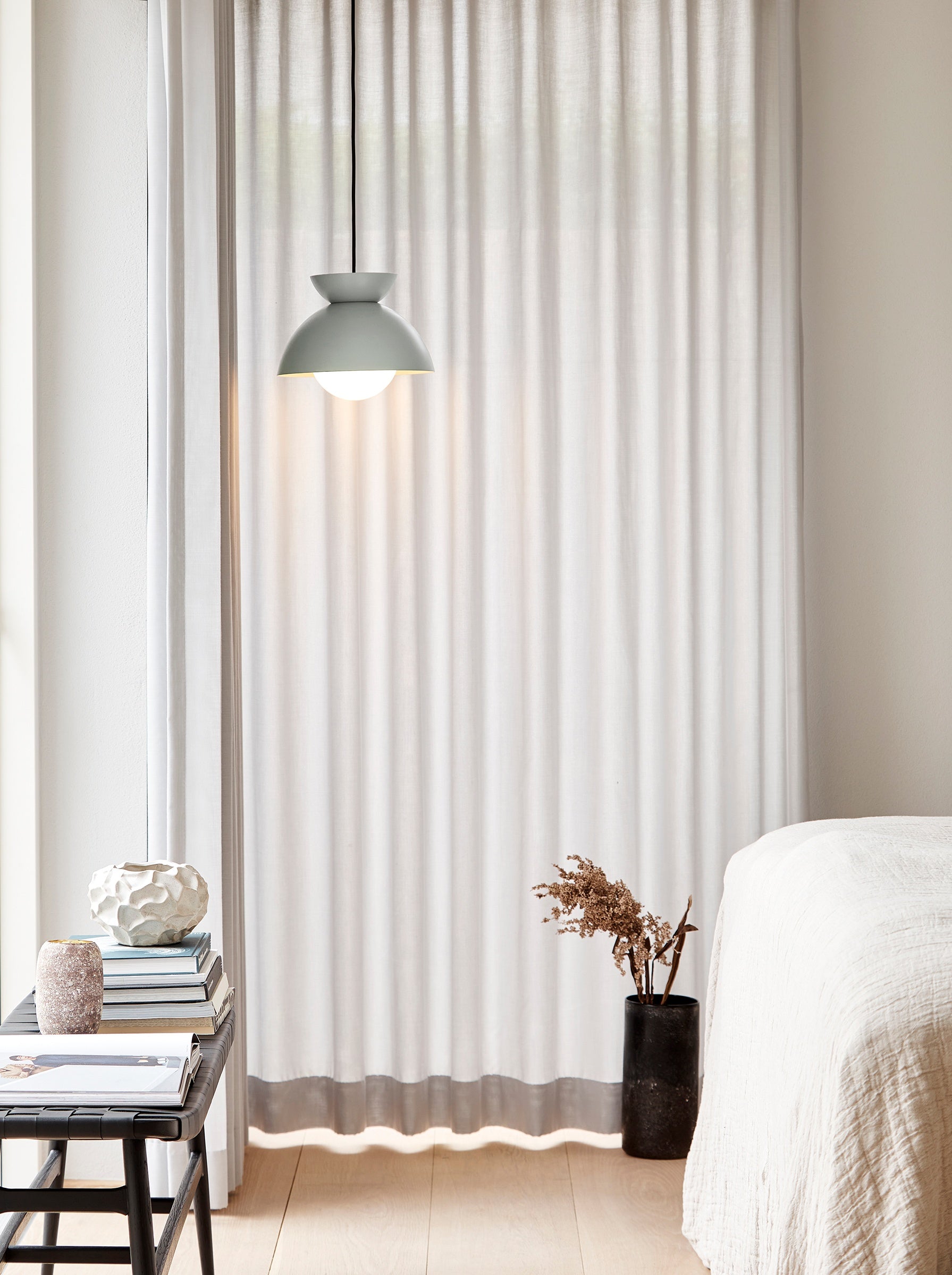 Frandsen Butterfly Pendel Ø21 mat støvet grøn ved sengen