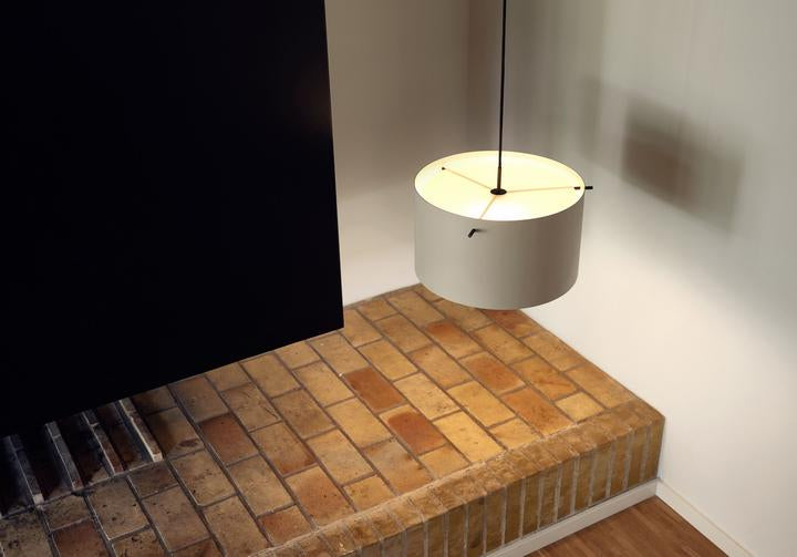 Frandsen FM 1954 i pendelform spreder sit lys både foroven og forneden