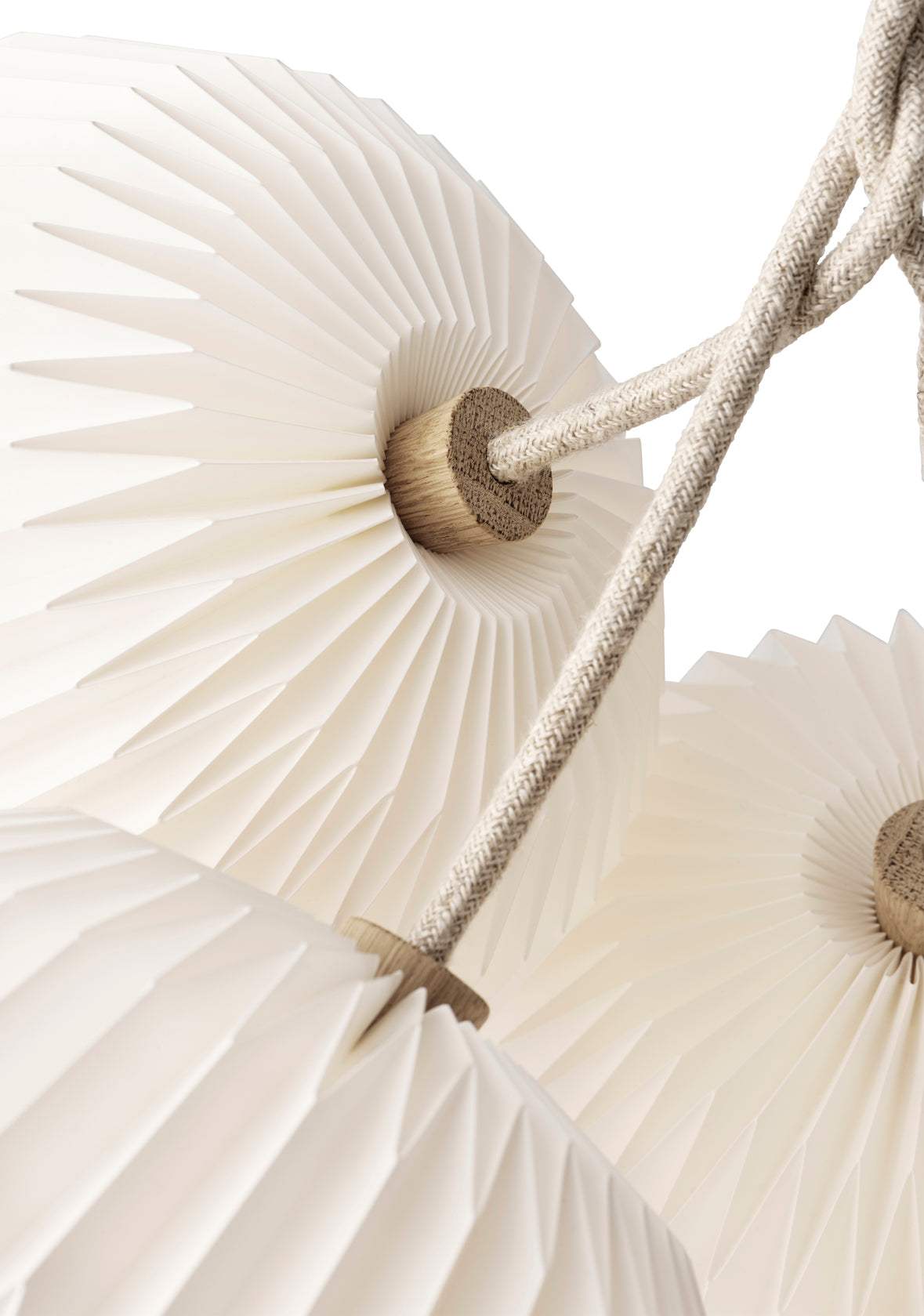 Close-up af Le Klints pendelserie THE BOUQUET med hørtekstilsledning