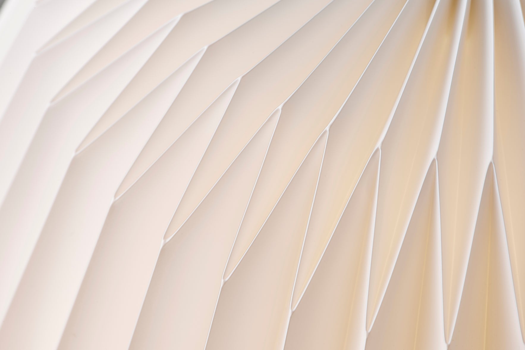 Close-up af Le Klints THE BOUQUET 3 plissé i standardplast