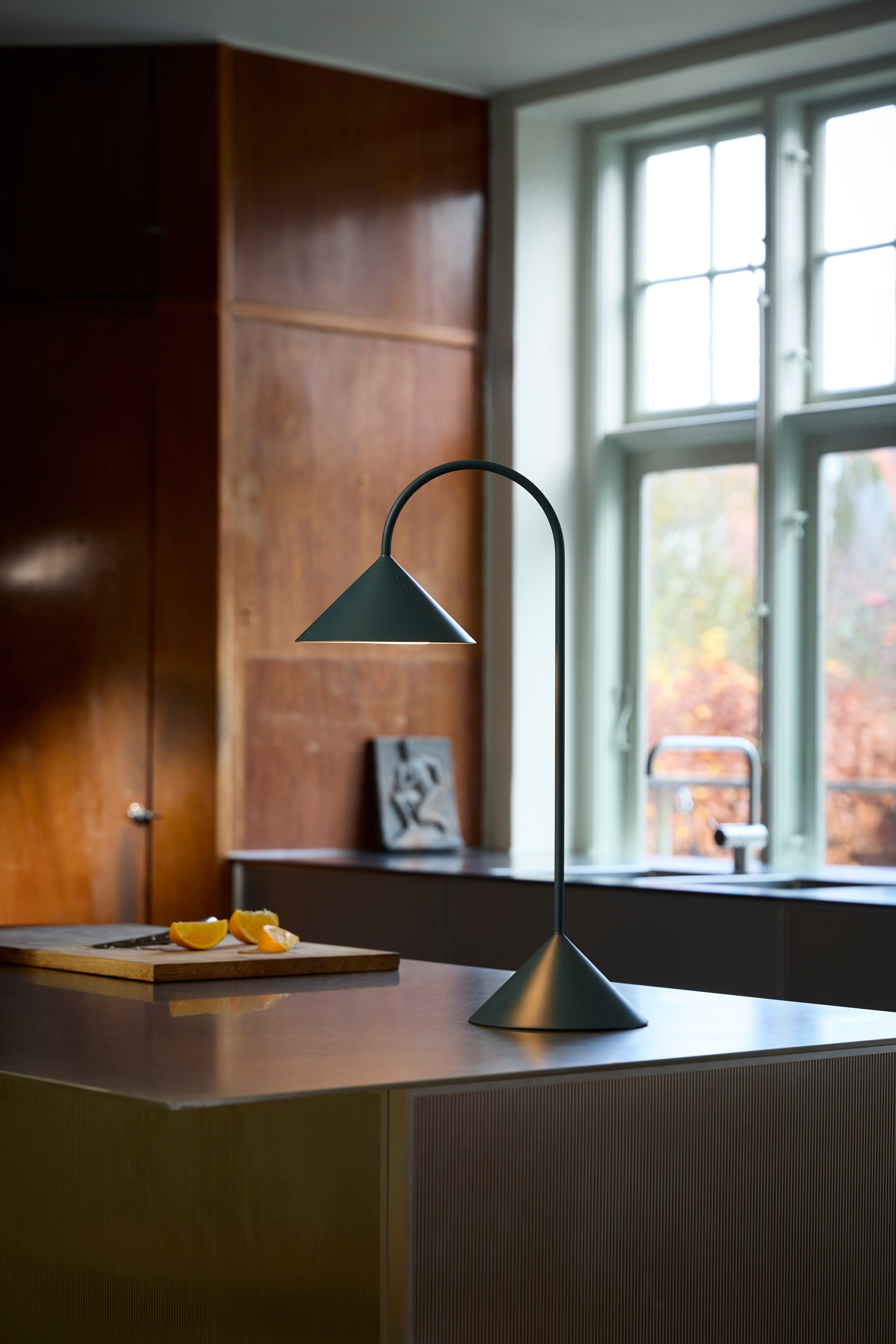 Frandsen Grasp Table H47 Matt Petroleum stillet på køkkenbordet