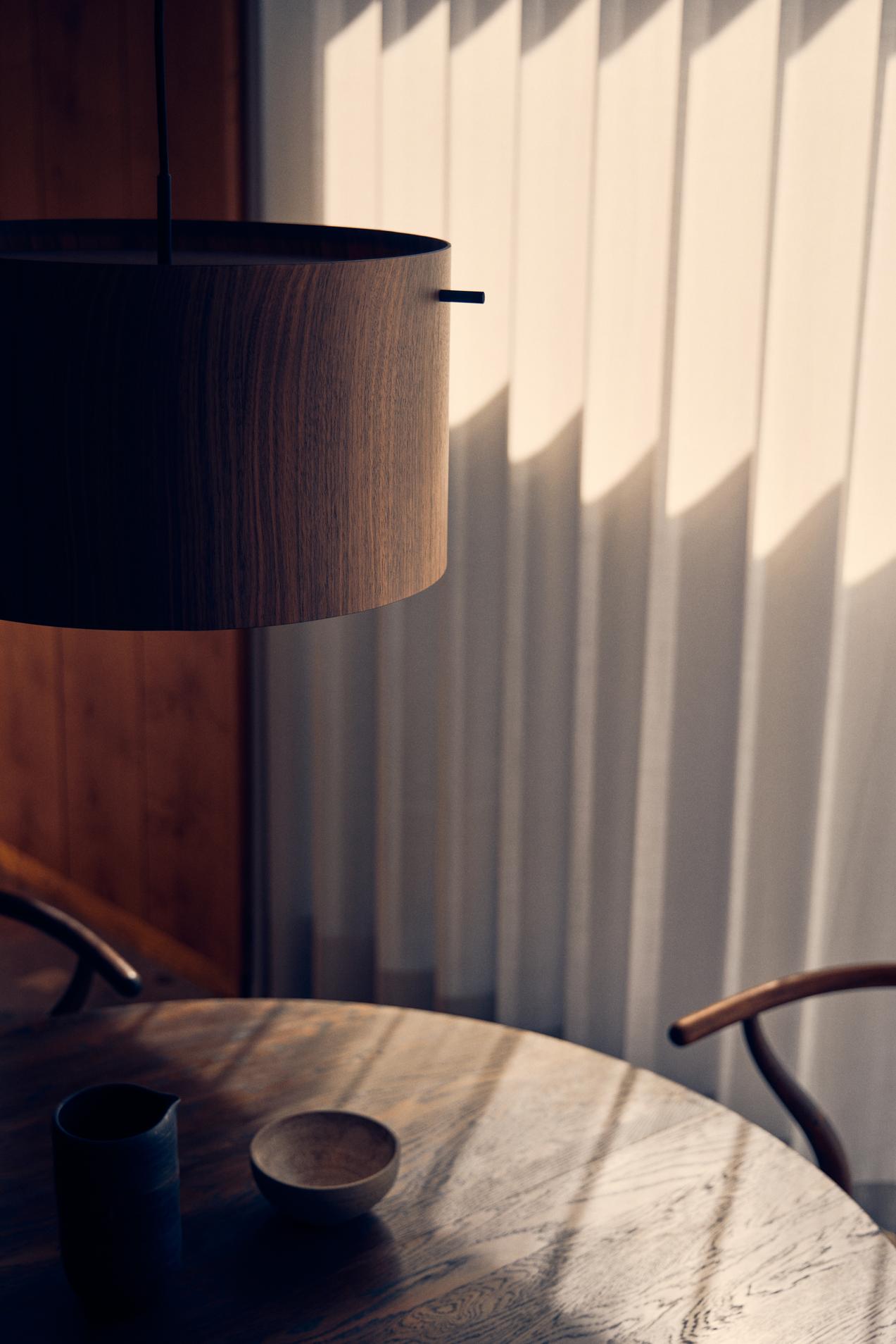 Frandsens FM194 Pendant Ø41 Walnut hængt op over et spisebord