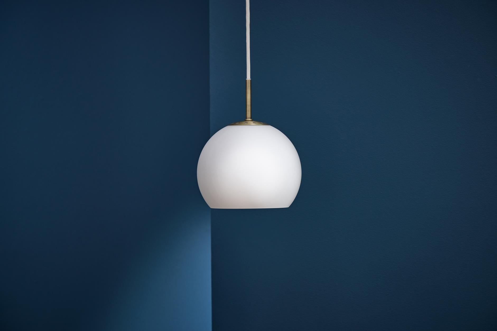 Frandsen Ball Glass Ø18 i flot opalhvid i det blå tomrum