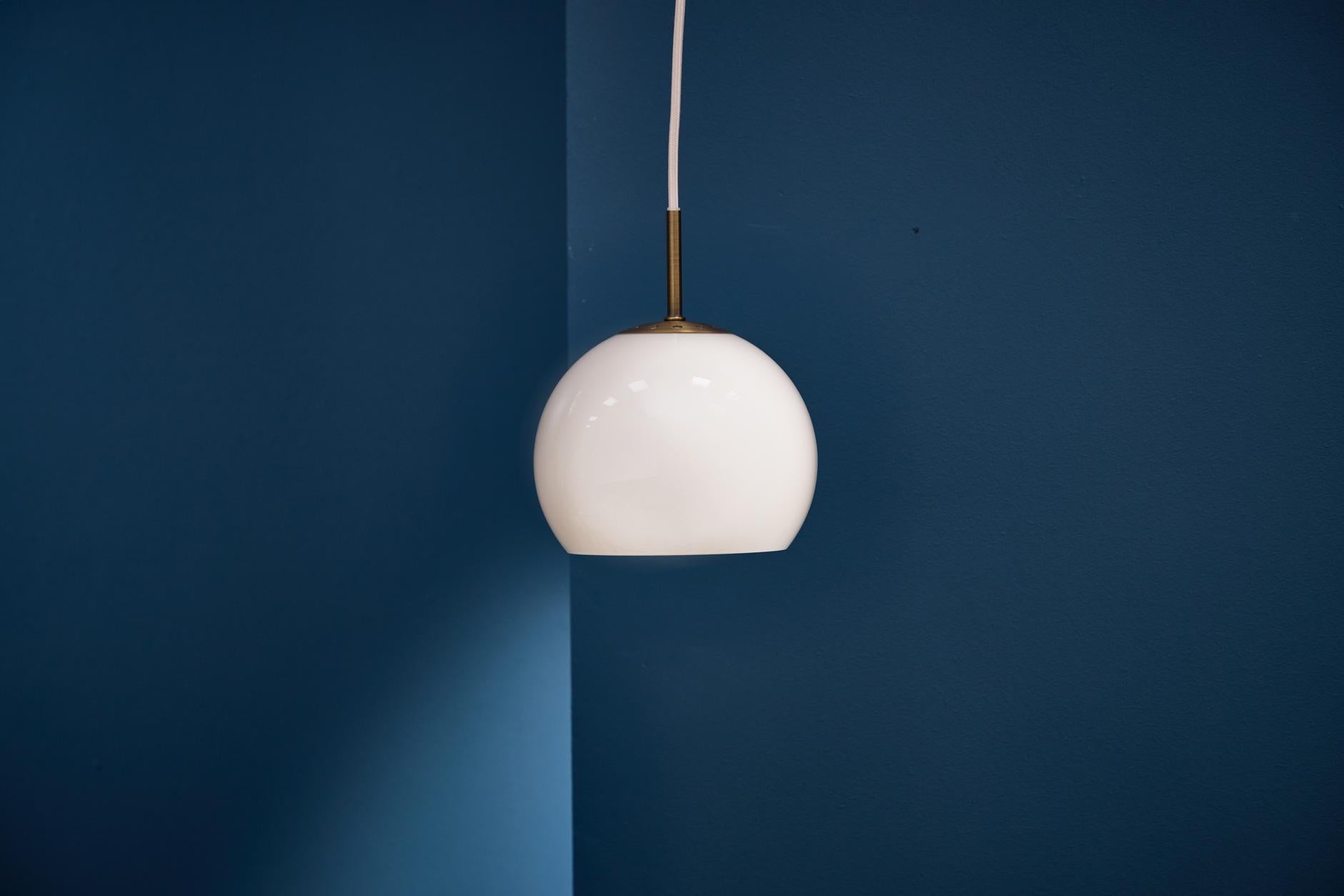 Frandsen Ball Glass Ø18 i gråsand eller Grey Sand i det store blå venterum