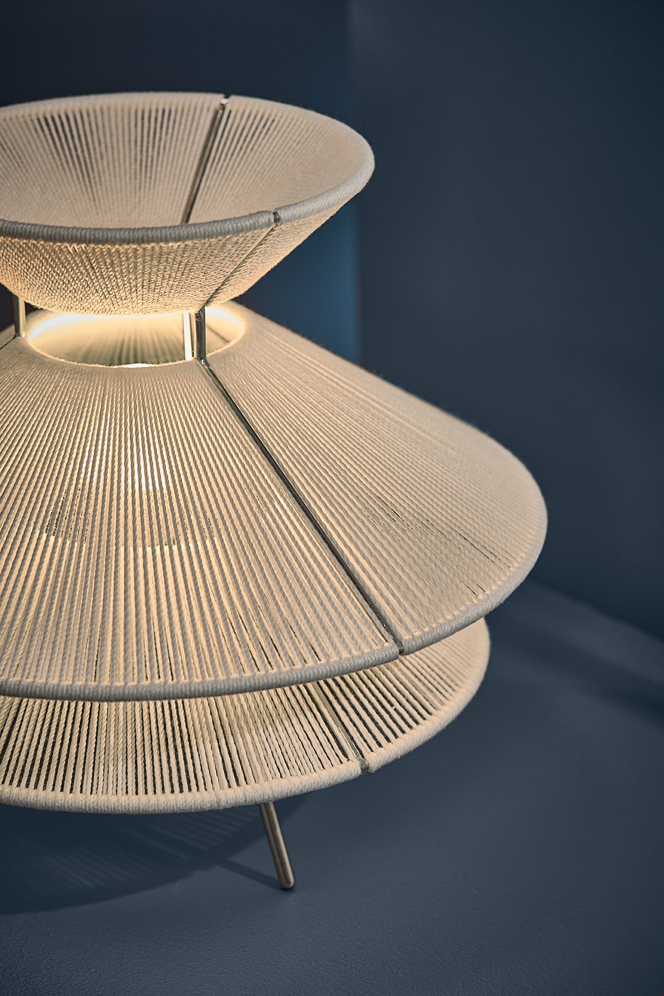 Frandsen Kiku bordlampe i blåt rum