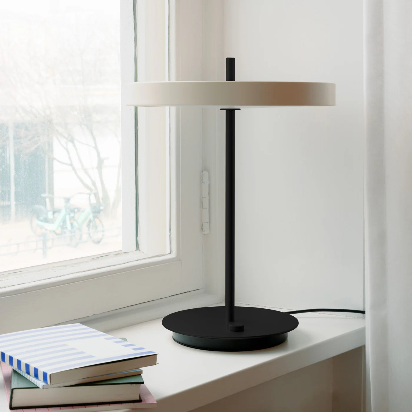 Umage Asteria Table Bordlampe i Pearl White med Black base i stuen