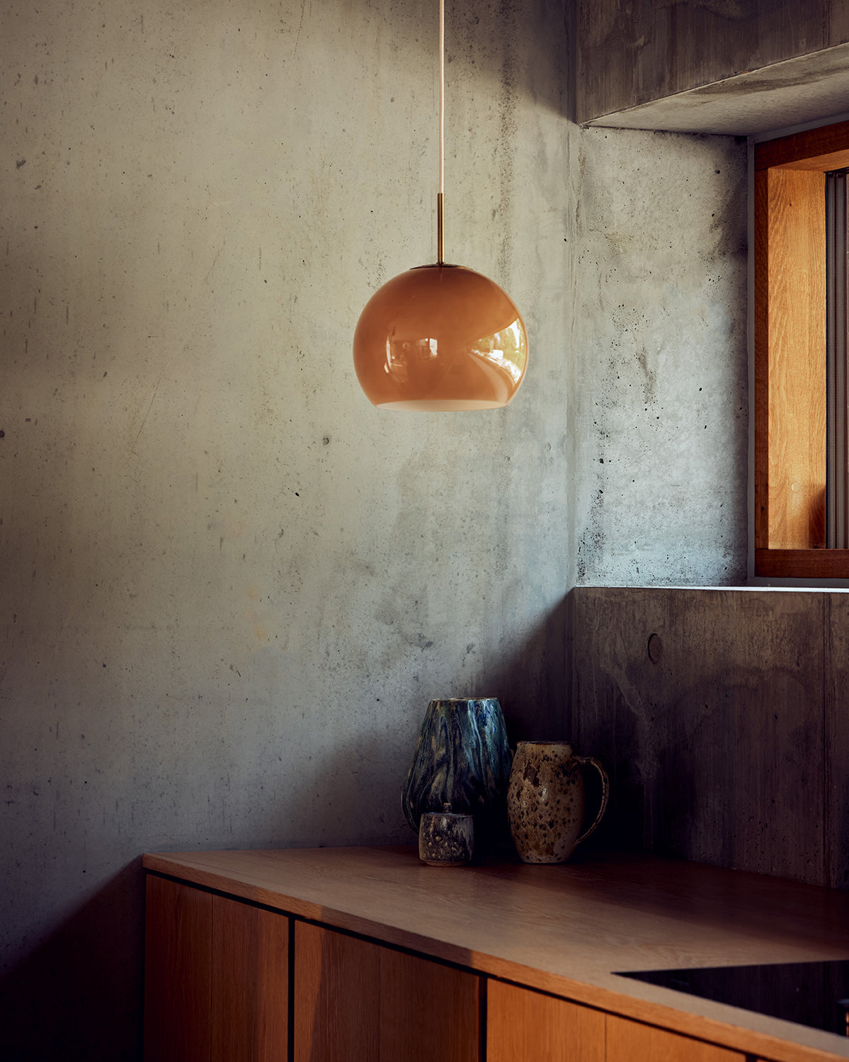 Den æstetiske Ball Glass Pendel Ø25 i Cappuccino hængt op i køkkenet for dens behagelige belysning