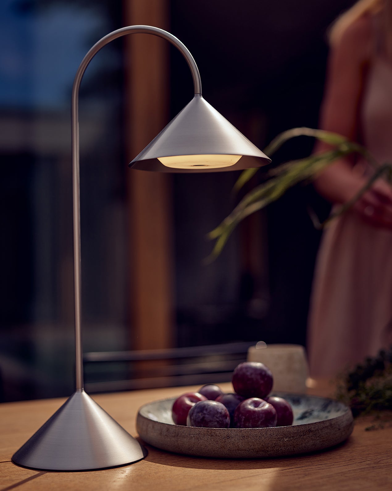 Zoomet helt ind på den æstetiske Grasp Portable H47 Brushed Stainless Steel placeret på bordet