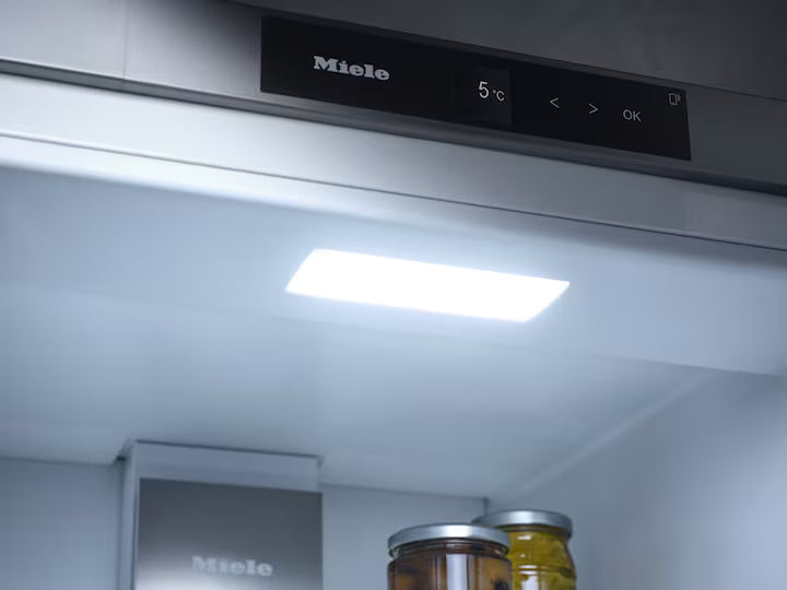 Miele K 7747 D integrerbart køleskab kontrolpanel og LED-lys