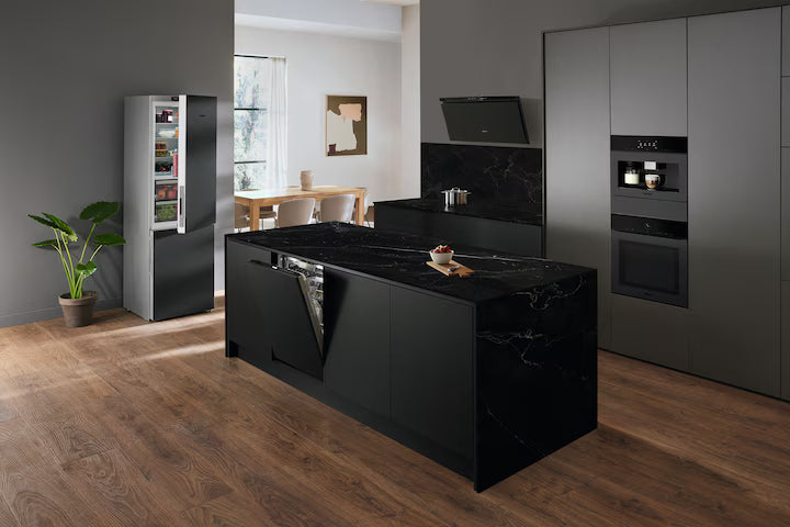 Miele DAH 4980 Sienna obsidiansort mat vægmonteret emhætte installeret i køkken