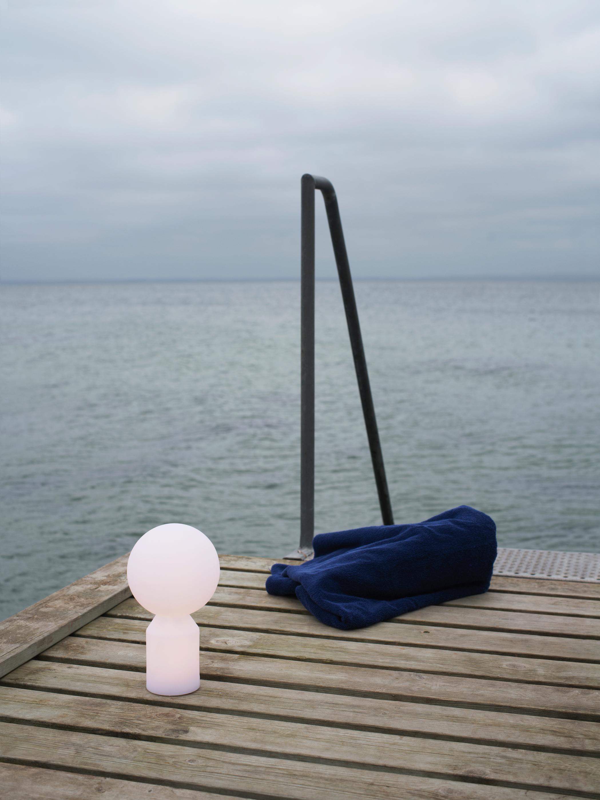 Normann Copenhagens Yo lampe med LED kan tages udenfor med dens generøse batterilevetid