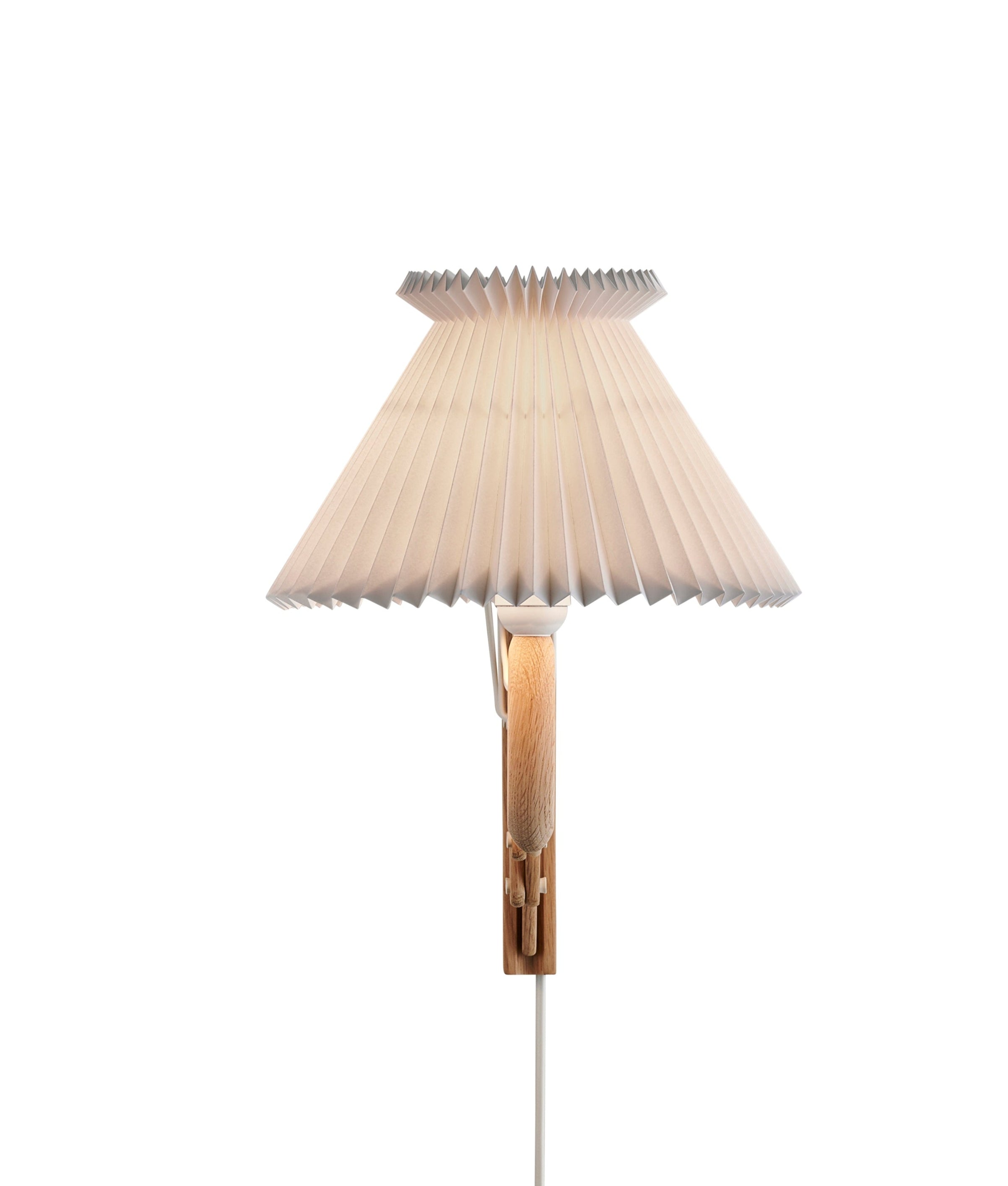 Front på Le Klint Sax 224 i lys eg med papirskærm