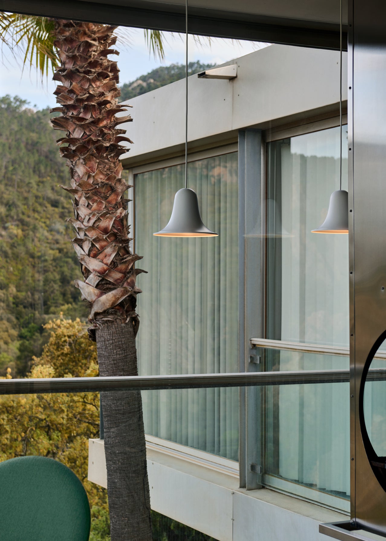 Verpan Pantop Ø23 Pendel Dusty Blue ved vinduet