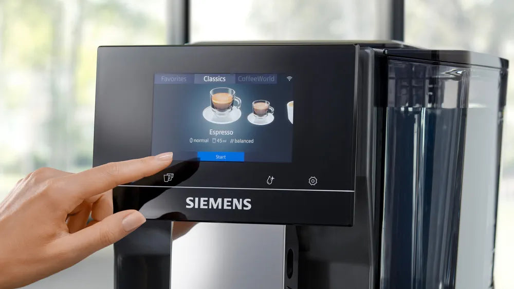 Vælg mellem de mange præinstallerede kaffetyper i Siemens TP717R06 EQ700
