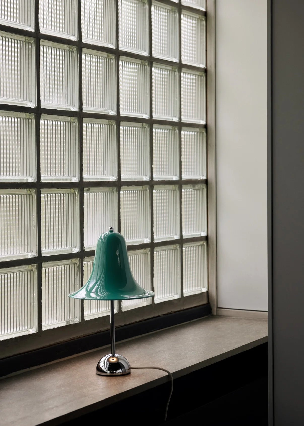 Verpan Pantop Ø23 Bordlampe Light Teal på vindueskarmen
