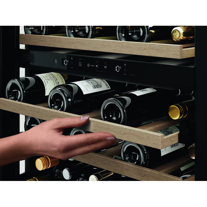 Zoomet ind på premium træhylder i Electrolux EWUD040F8B fritstående vinkøleskab