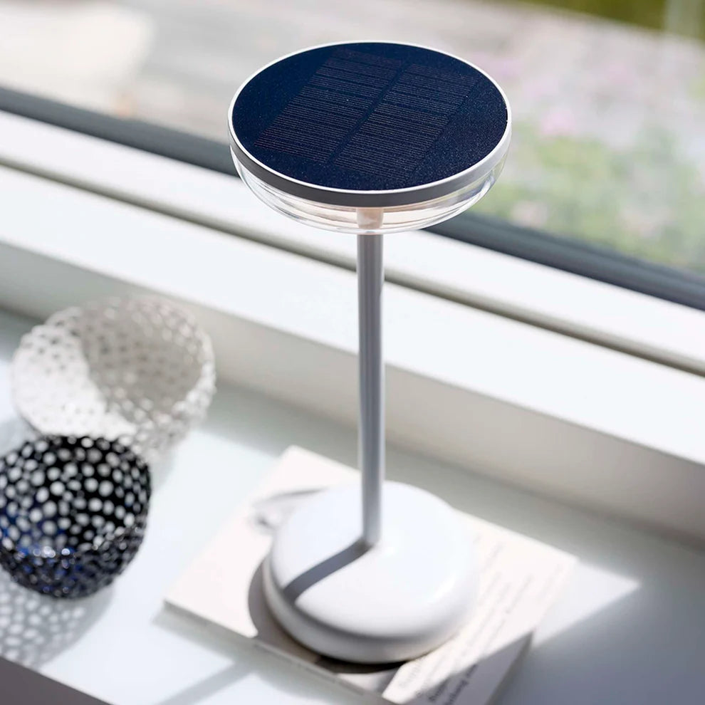 Zoomet ind på den unikke designet Breeze LED Bordlampe i Hvid